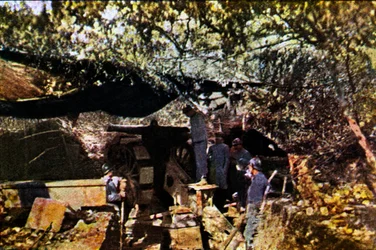Een Franse batterij van zware kanonnen onder camouflage netten in het bos, Verdun, september 1916